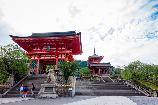 Kiyomizu-dera entrance