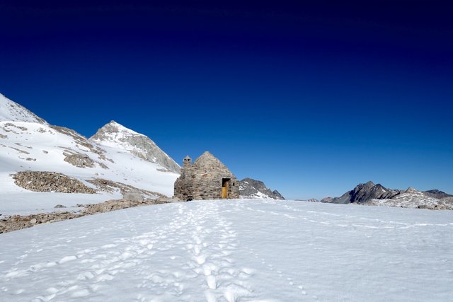 Muir Pass hut, m838