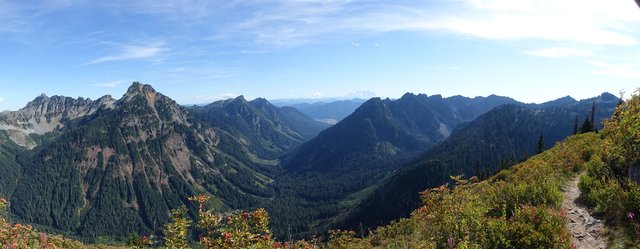 Looking south along the PCT north of Snoqualmie Pass