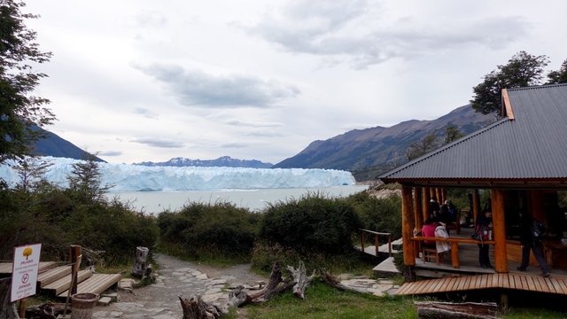 Refugio next to the glacier