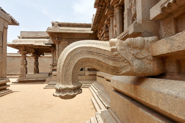 Waterspout, Hazararama temple