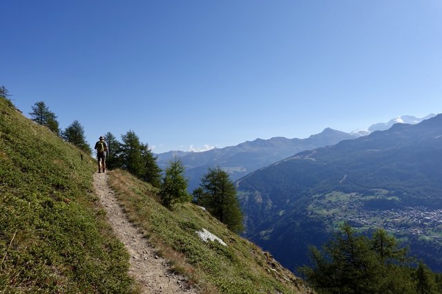 Across the valley lies Graechen