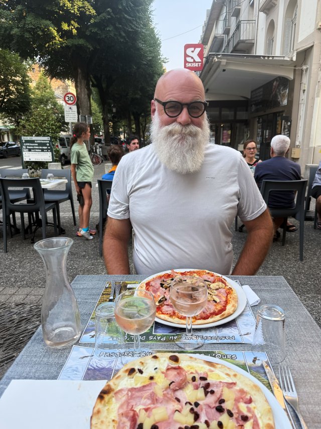 Mmm rose and pizza