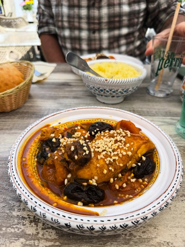 Chicken with dates and prunes