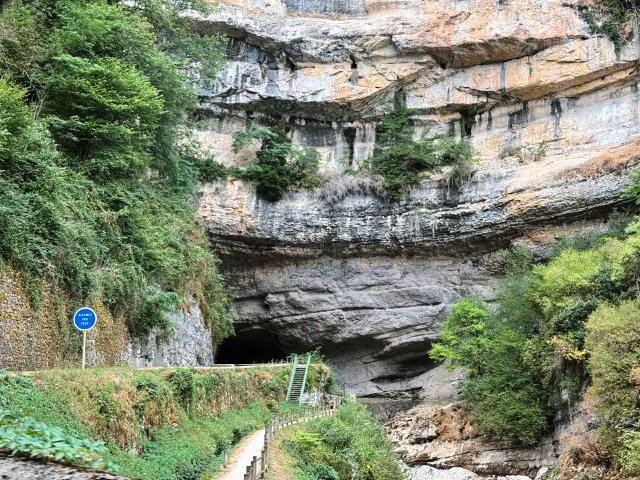 Road goes into cave!!!
